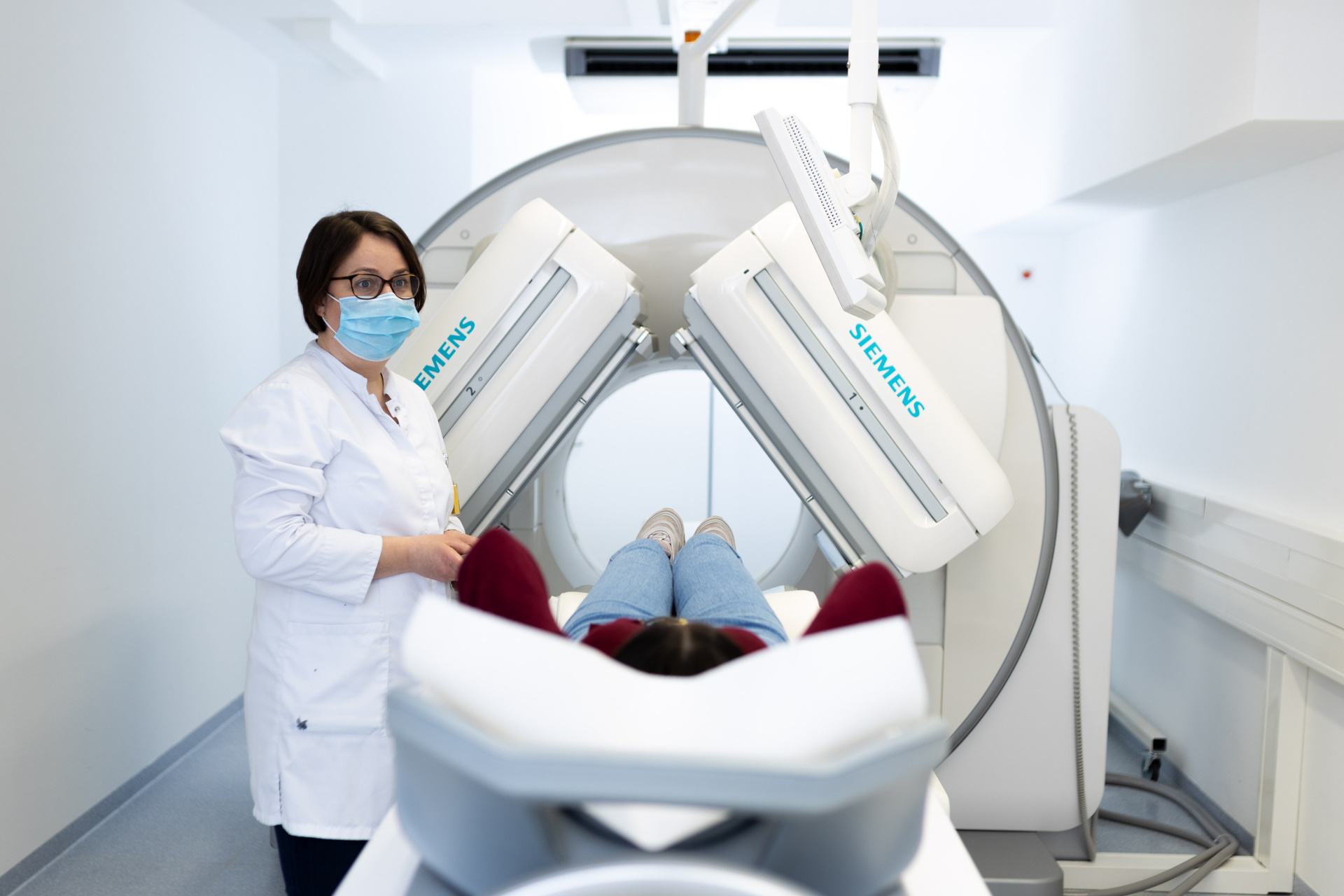Medical staff and patient during examination with SPECT/CT - MCB