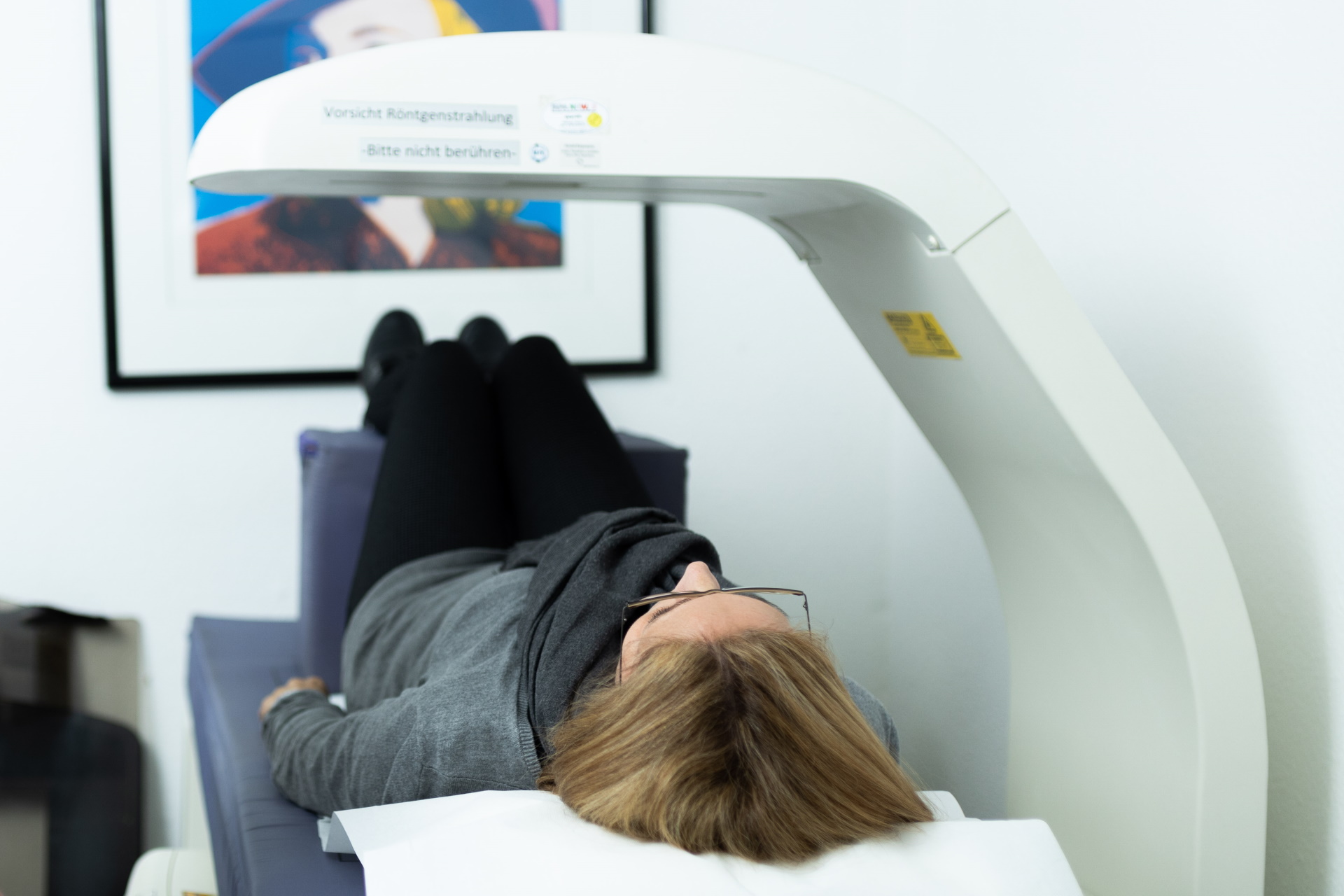 Patient lies under DPX device - Medizin Center Bonn