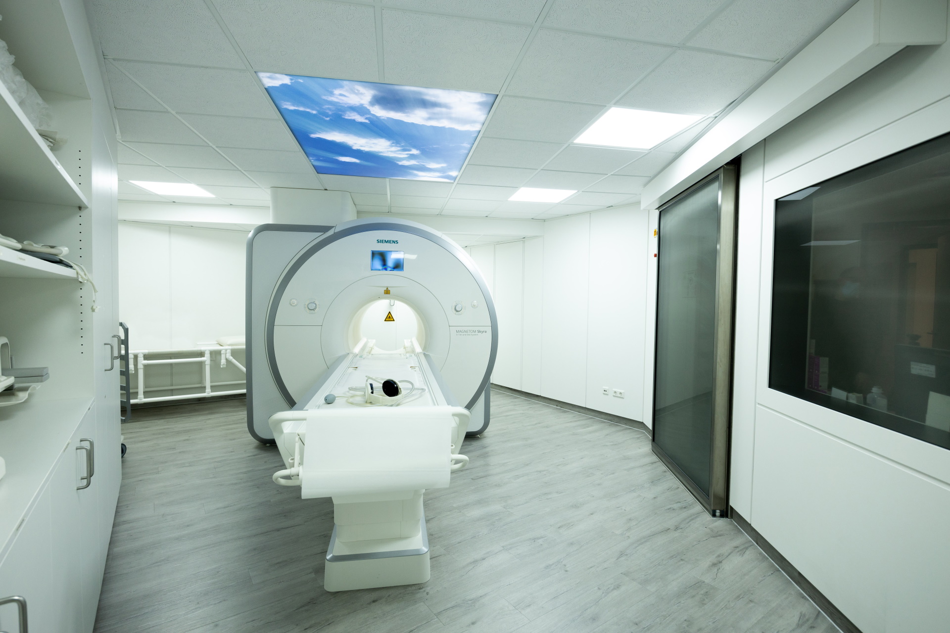MRI in examination room - Medizin Center Bonn