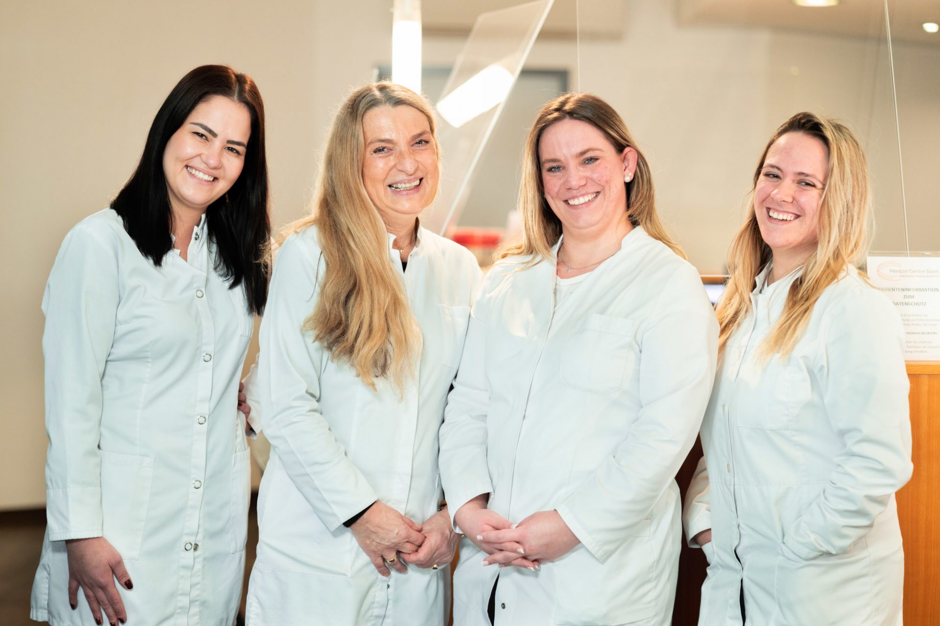 Gruppe von Frauen in weißem Kittel - Medizin Center Bonn